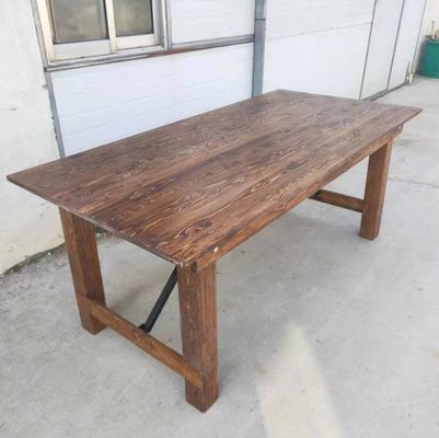 Table à manger en bois massif avec un design moderne simple et une construction solide