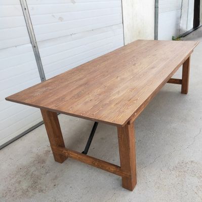 Table à manger en bois massif avec un design moderne simple et une construction solide