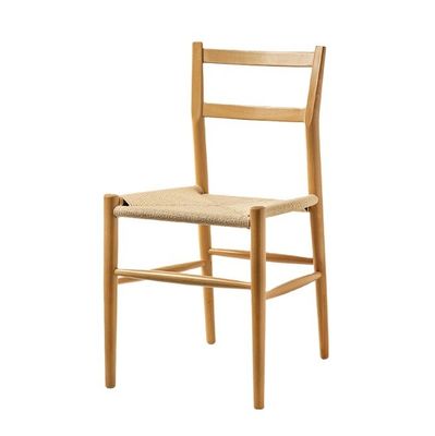 Une chaise solide en bois avec un coussin de cordon tissé, le complément parfait à votre bureau d'étude et café de loisirs.