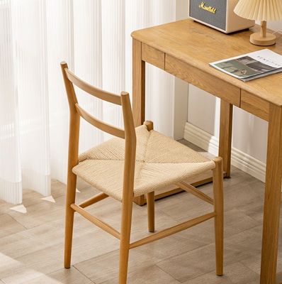 Une chaise solide en bois avec un coussin de cordon tissé, le complément parfait à votre bureau d'étude et café de loisirs.