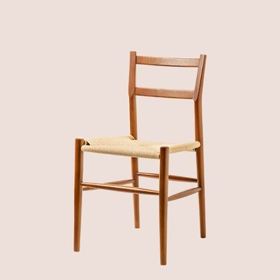 Une chaise solide en bois avec un coussin de cordon tissé, le complément parfait à votre bureau d'étude et café de loisirs.