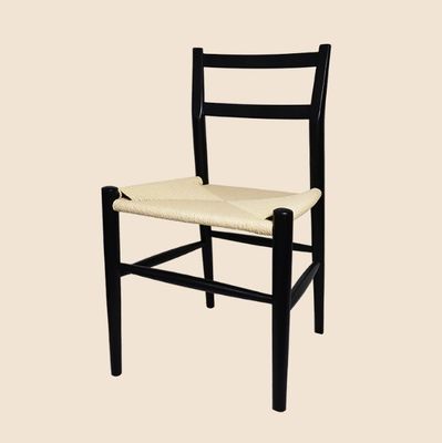 Une chaise solide en bois avec un coussin de cordon tissé, le complément parfait à votre bureau d'étude et café de loisirs.