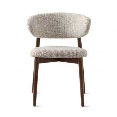 Meubles de salle à manger Couleur personnalisée Design traditionnel Chaise en bois de noyer avec tissu de lin blanc et dossier incurvé