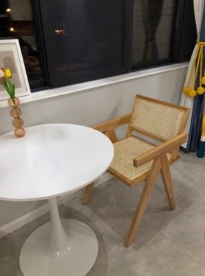 Couleur noir/noyer en bois massif en bois avec chaise en rotin pour meubles de salle à manger de style moderne