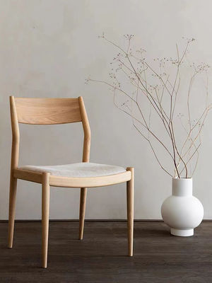 Chaise de cuisine en bois massif à coussin confortable en nature couleurs populaires pour restaurant contemporain