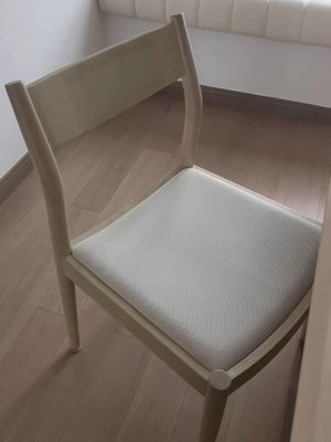 Chaise de cuisine en bois massif à coussin confortable en nature couleurs populaires pour restaurant contemporain