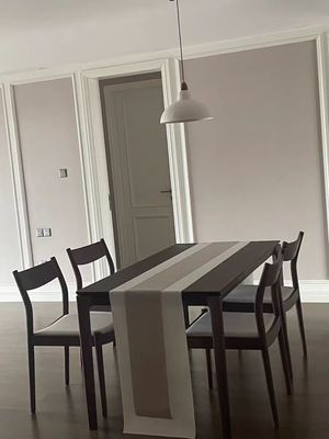 Chaise de cuisine en bois massif à coussin confortable en nature couleurs populaires pour restaurant contemporain