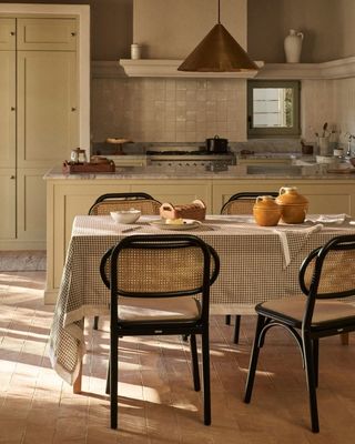 Chaise à manger de style vintage en bois naturel avec siège en tissu et dossier en rotin réel W47*D51*H82.5CM