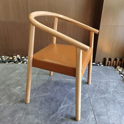 Chaise à manger en cuir en bois massif en PU en Europe du Nord pour restaurant