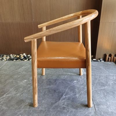 Chaise à manger en cuir en bois massif en PU en Europe du Nord pour restaurant