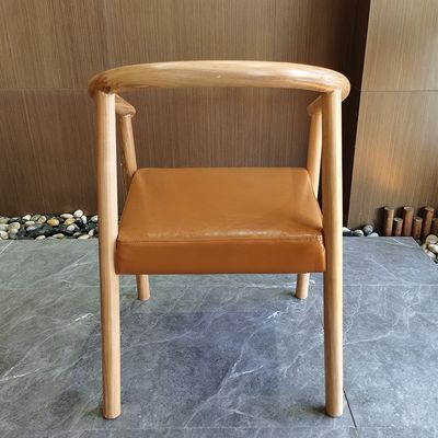 Chaise à manger en cuir en bois massif en PU en Europe du Nord pour restaurant