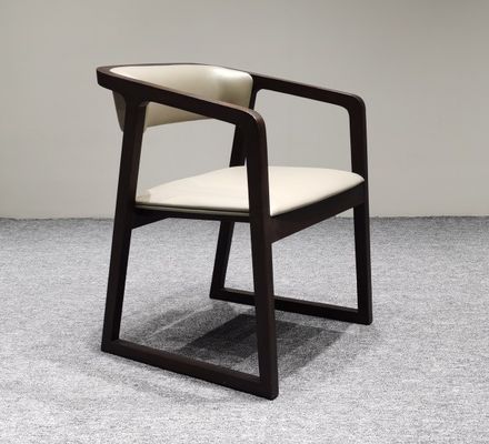 Chaise de salle à manger en cuir PU en bois massif de design nordique et noir/noix/couleur personnalisée pour la cuisine moderne