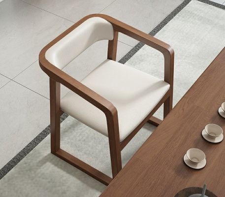 Chaise de salle à manger en cuir PU en bois massif de design nordique et noir/noix/couleur personnalisée pour la cuisine moderne