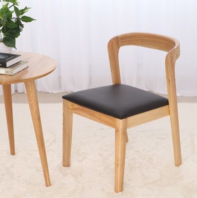 Chaise de salle à manger en cuir en bois massif en PU de design nordique moderne avec finition en nitrolacque et emballage du courrier
