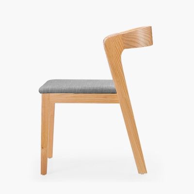 Chaise de salle à manger en cuir en bois massif en PU de design nordique moderne avec finition en nitrolacque et emballage du courrier