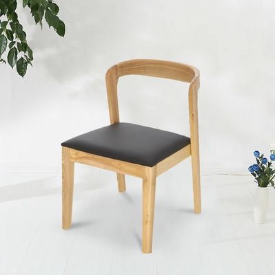 Chaise de salle à manger en cuir en bois massif en PU de design nordique moderne avec finition en nitrolacque et emballage du courrier