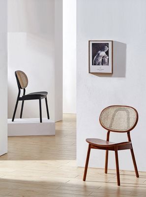 Découvrez le mélange parfait de classique et de moderne avec une chaise à manger en bois en tissu de style italien