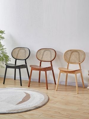 Découvrez le mélange parfait de classique et de moderne avec une chaise à manger en bois en tissu de style italien
