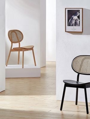 Découvrez le mélange parfait de classique et de moderne avec une chaise à manger en bois en tissu de style italien