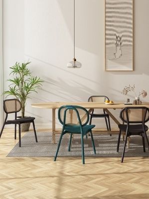 Découvrez le mélange parfait de classique et de moderne avec une chaise à manger en bois en tissu de style italien