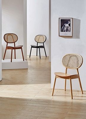 Découvrez le mélange parfait de classique et de moderne avec une chaise à manger en bois en tissu de style italien