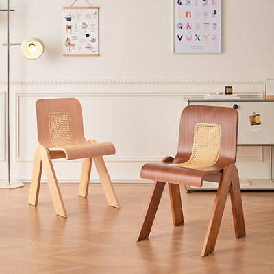 Chaise de salle à manger en bois nordique avec finition en nitrolacque et cadre en bois de caoutchouc