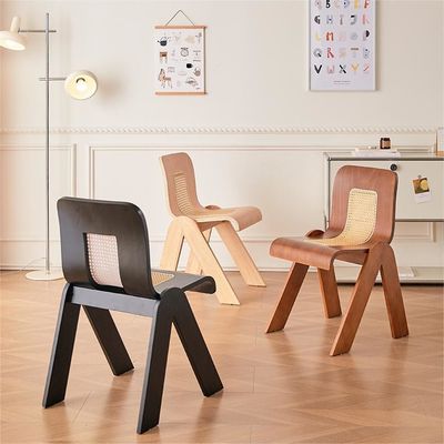 Chaise de salle à manger en bois nordique avec finition en nitrolacque et cadre en bois de caoutchouc