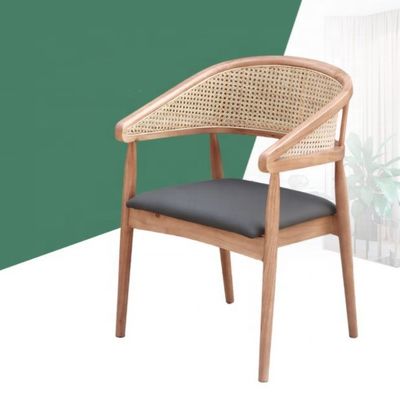 Chaise en rotin de bois moderne pour le salon et abordable dans le style de conception