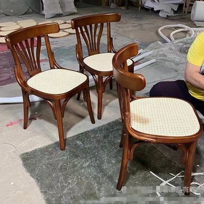 Des chaises en bois de design moderne avec rocker et tapis en cuir en PU de style nordique