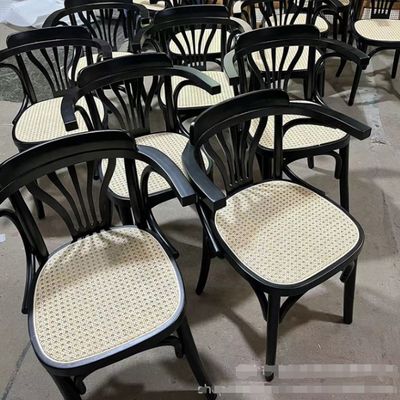 Des chaises en bois de design moderne avec rocker et tapis en cuir en PU de style nordique