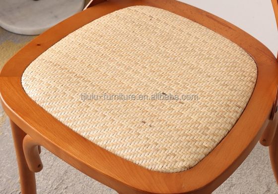 Moderne style de design en bois massif X fauteuil à dos croisé pour mariage de célébrités dans un restaurant occidental