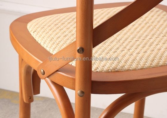 Moderne style de design en bois massif X fauteuil à dos croisé pour mariage de célébrités dans un restaurant occidental