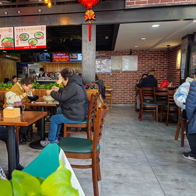 N Étagère de restaurant en bois Chaise arrière pour manger Chaise en bois massif personnalisée