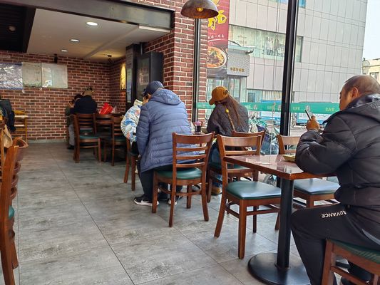 N Étagère de restaurant en bois Chaise arrière pour manger Chaise en bois massif personnalisée
