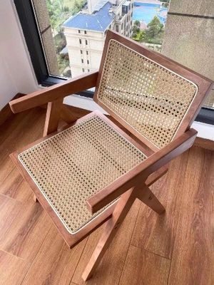 Chaise à manger en bois massif naturel avec un dossier en rotin moderne en finition noire