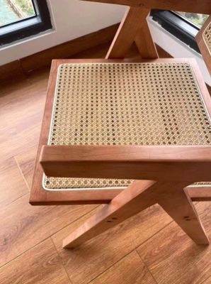 Chaise à manger en bois massif naturel avec un dossier en rotin moderne en finition noire