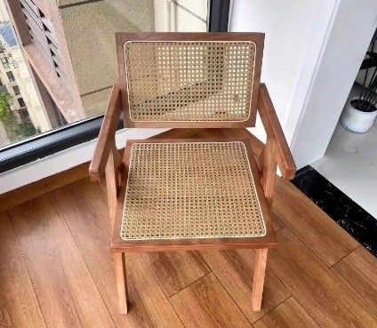 Chaise à manger en bois massif naturel avec un dossier en rotin moderne en finition noire