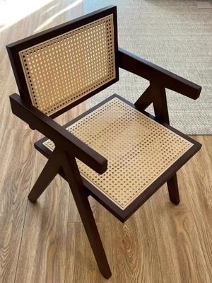 Chaise à manger en bois massif naturel avec un dossier en rotin moderne en finition noire