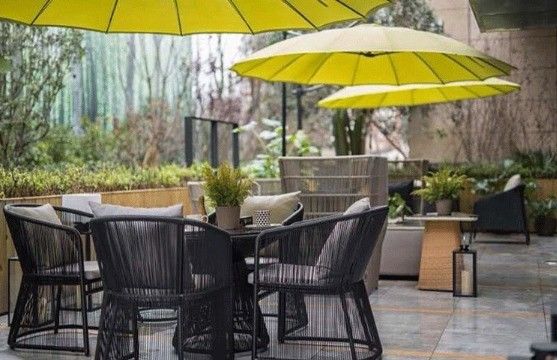 Chaise de salle à manger en métal de style italien Chaise de café en bois pour sièges extérieurs de luxe moderne
