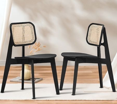 Une chaise de salle à manger en bois massif avec un design pliable en rotin