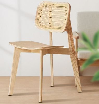 Une chaise de salle à manger en bois massif avec un design pliable en rotin