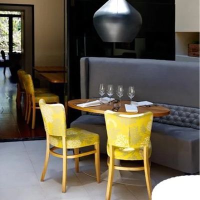 OEM Chaise de salle à manger en bois avec des jambes en bois pour tissu nordique en cuir PU Banquet Hôtel Restaurant Événement et design réglable