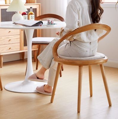 Meubles de restaurant Chaise à manger en bois massif moderne avec finition en cérise et design nordique