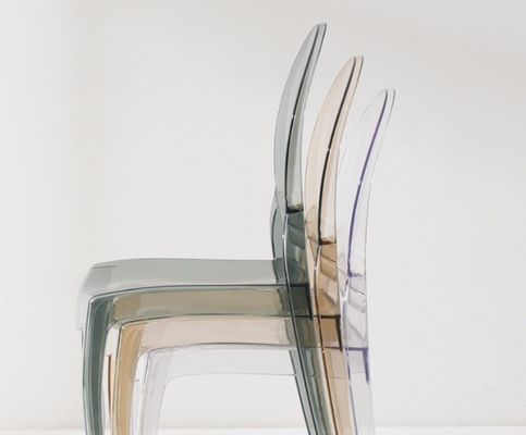 Chaise à manger modernement empilable en matériau PC transparent pour empilable dans le salon de l'hôtel Café