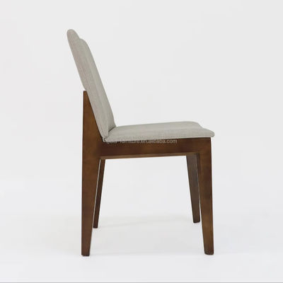 Chaise à manger en bois massif de finition en nitrolacque de style moderne avec tapisage et bras d'accent