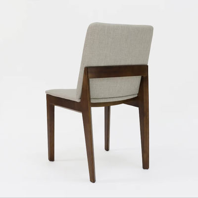 Chaise à manger en bois massif de finition en nitrolacque de style moderne avec tapisage et bras d'accent