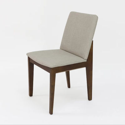 Chaise à manger en bois massif de finition en nitrolacque de style moderne avec tapisage et bras d'accent