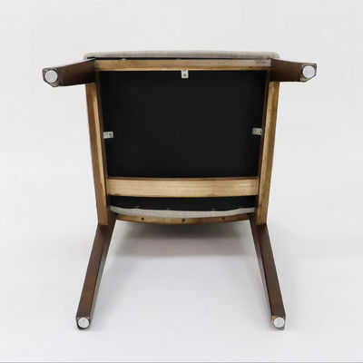 Chaise à manger en bois massif de finition en nitrolacque de style moderne avec tapisage et bras d'accent