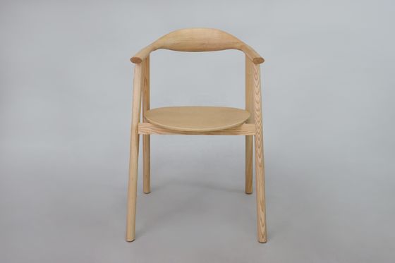 Chaise de salle à manger en bois massif à dos haut entièrement assemblée pour meubles de maison dans un restaurant moderne