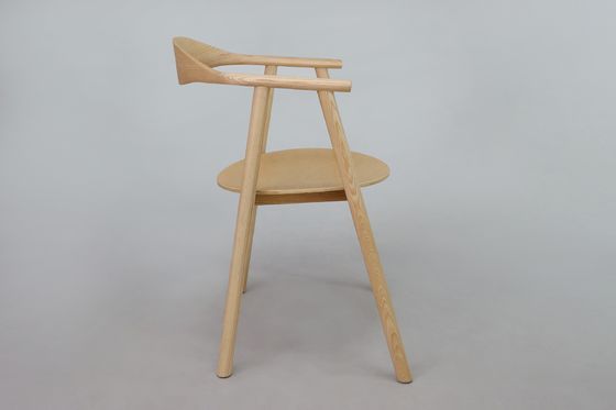 Chaise de salle à manger en bois massif à dos haut entièrement assemblée pour meubles de maison dans un restaurant moderne